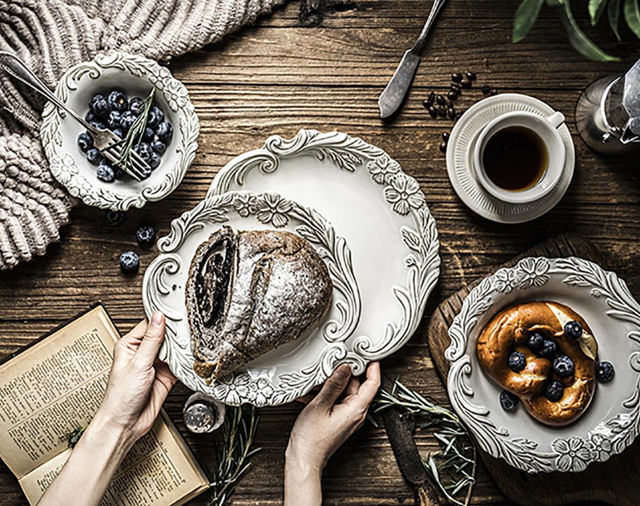 Floral Ceramic Plate, 26.5 cm, Elegant Vintage-Inspired Dinner Plate, Durable and Heat-Resistant, Perfect for Serving Main Courses, Salads, and Desserts, Ideal for Home, Restaurants, and Events
