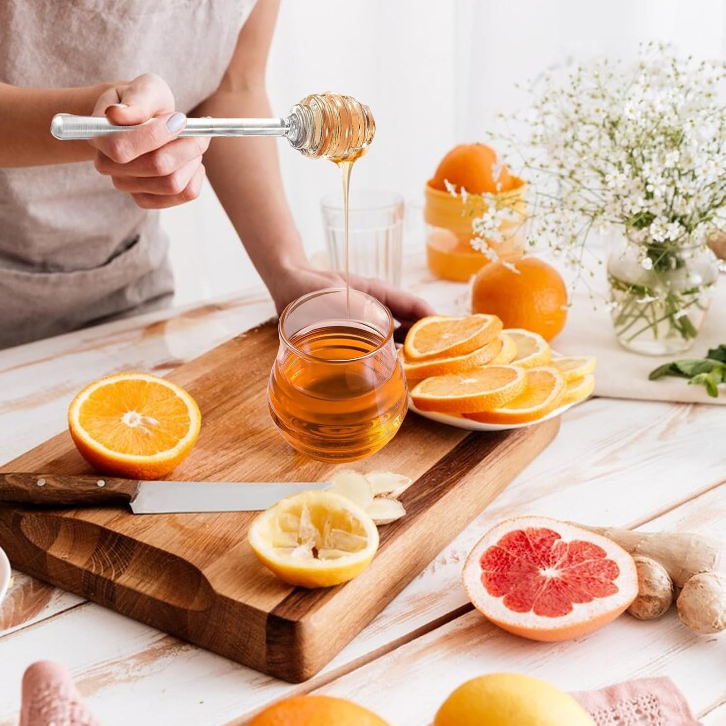 Glass Honey Jar with Dipper - Elegant and Practical Honey Storage - Made of Clear Glass for Easy Viewing - Includes a Wooden Dipper for Convenient and Mess-Free Serving - Ideal for Kitchen or Dining Table Use