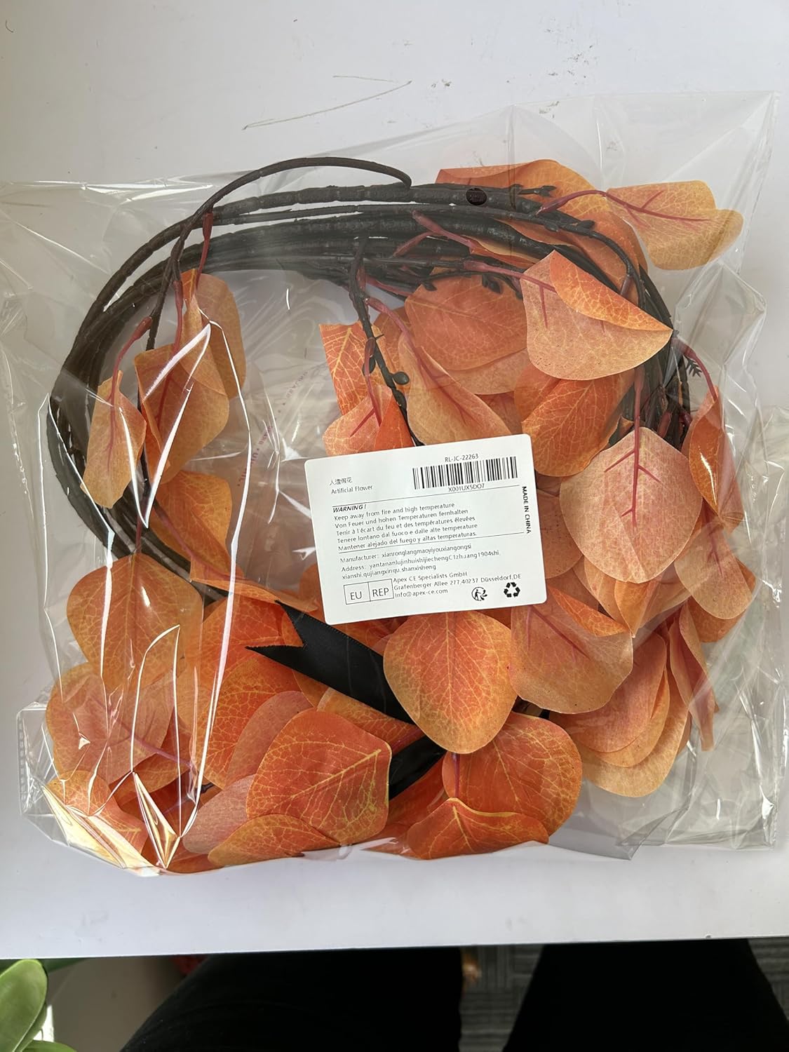 Colorful apple leaf (yellow) – vibrant and realistic decorative foliage, perfect for floral arrangements, home décor, and seasonal displays, adds a warm and natural touch to vases, wreaths, and centerpieces.