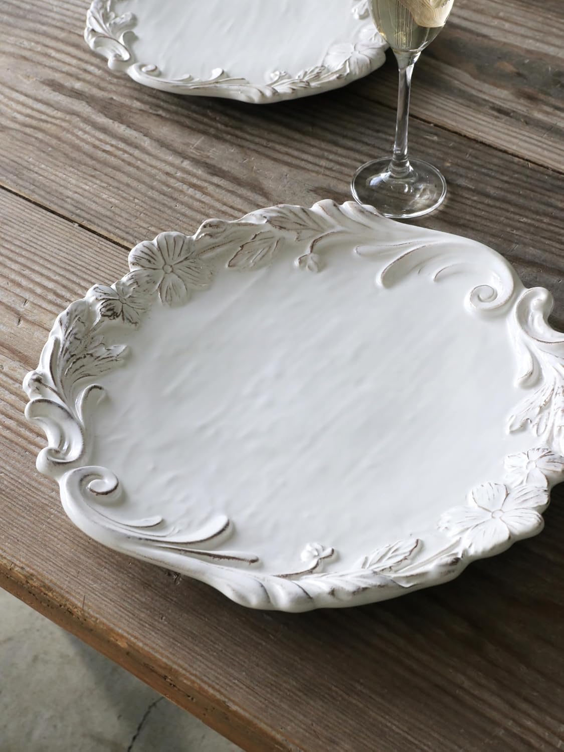 Floral Ceramic Plate, 21.5 cm, Elegant Vintage-Inspired Dinnerware, Durable and Heat-Resistant, Ideal for Serving Salads, Appetizers, and Desserts, Perfect for Home, Restaurants, and Special Occasions