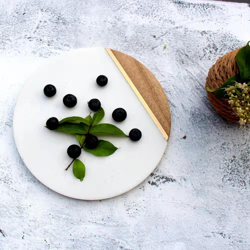 Marble and acacia tray with brass inlay ;
size: 20cm;