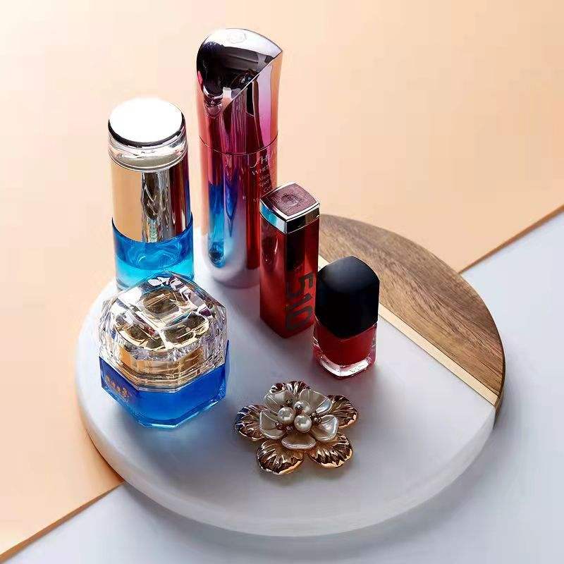 Marble and acacia tray with brass inlay ;
size: 20cm;