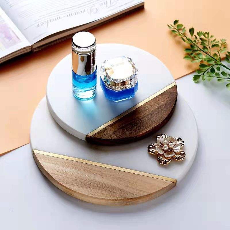 Marble and acacia tray with brass inlay ;
size: 20cm;