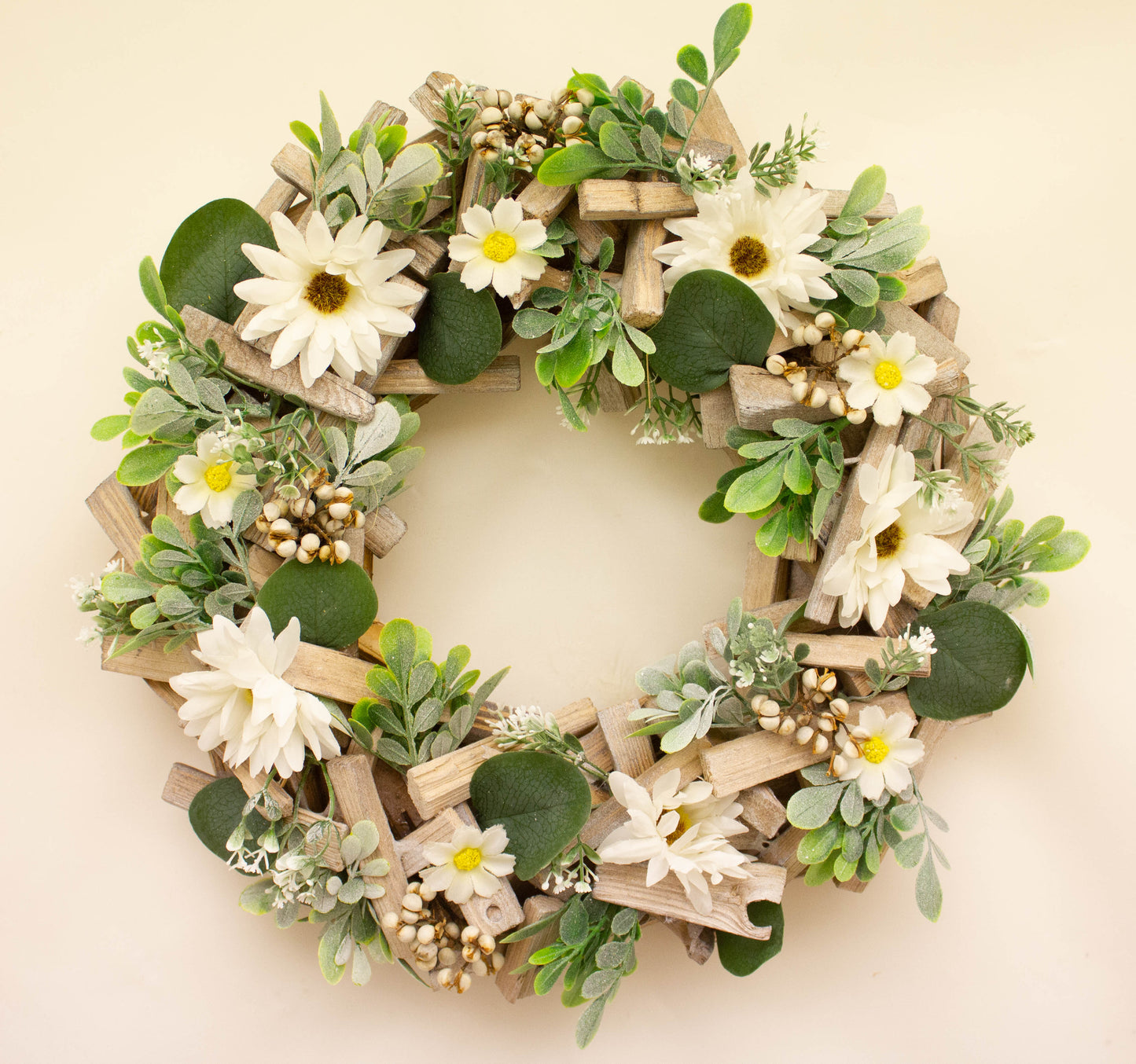 Daisy Wood Wreath 33 cm - Rustic Wooden Wreath with Delicate Daisy Accents - Perfect for Home Décor, Door Hanging, and Seasonal Displays