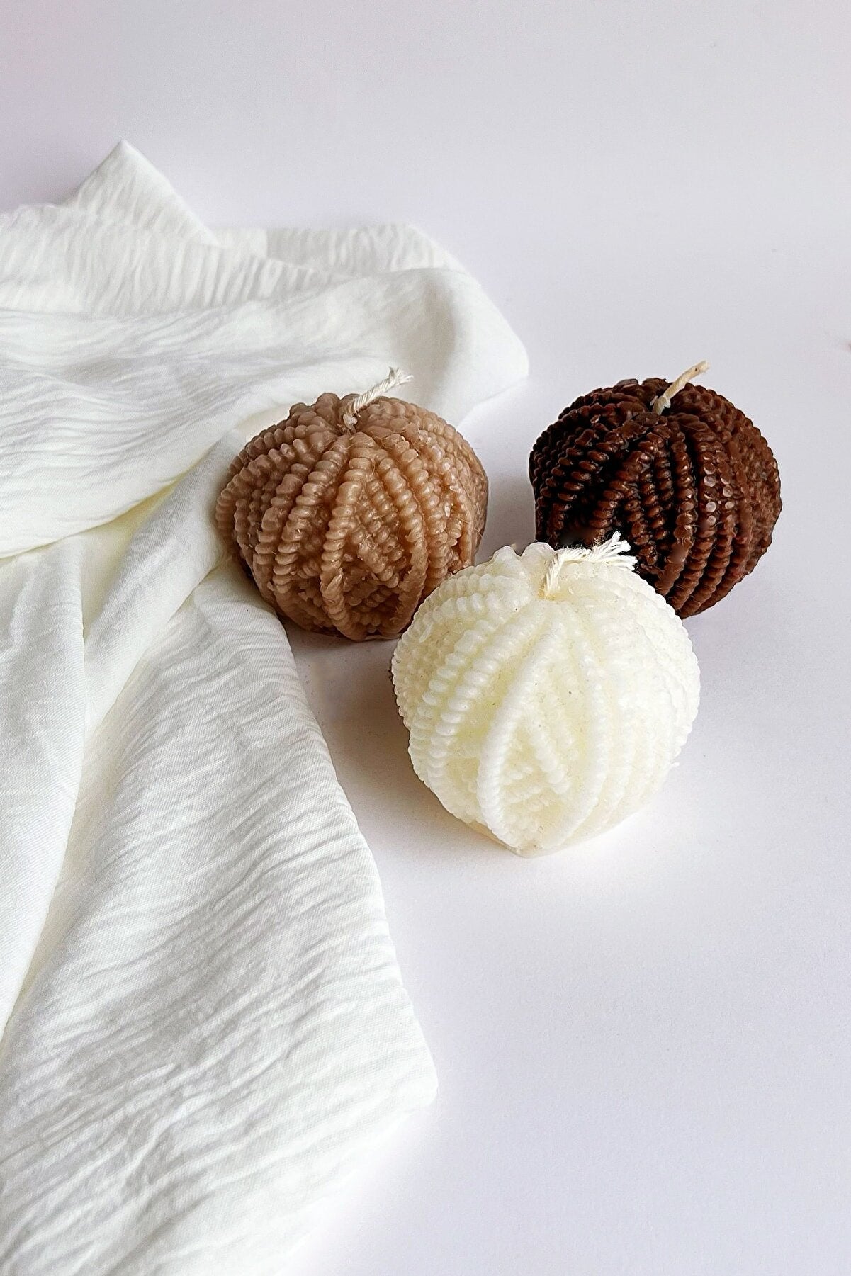 Handmade White Ball Soy Candle - Elegant and Eco-Friendly Decorative Candle with Clean Burn - Perfect for Home Decor, Relaxation, and Gift Giving