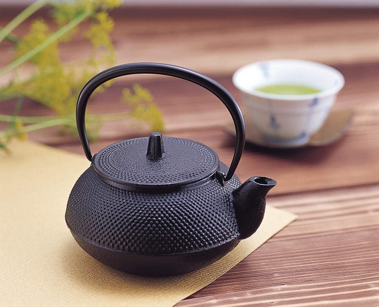 0.8L Black Japanese Tetsubin Hobnail Style Cast Iron Teapot – Elegant and Durable Tea Kettle – Perfect for Brewing Tea with Traditional Japanese Style and Exceptional Heat Retention