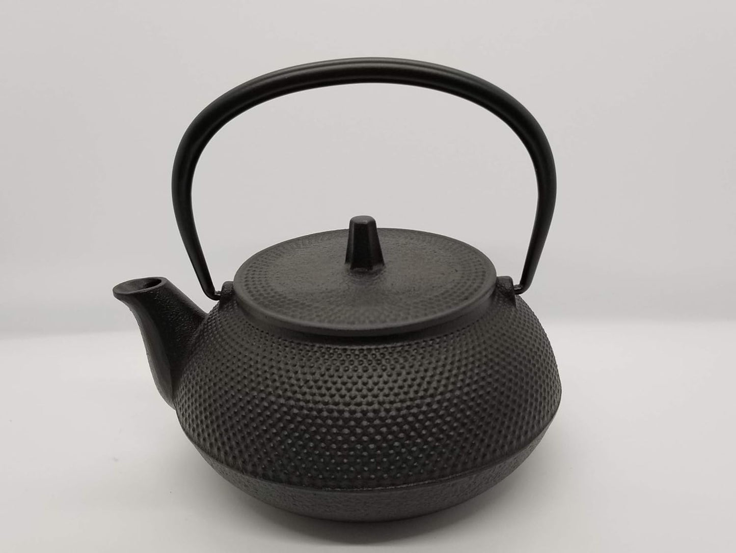 0.8L Black Japanese Tetsubin Hobnail Style Cast Iron Teapot – Elegant and Durable Tea Kettle – Perfect for Brewing Tea with Traditional Japanese Style and Exceptional Heat Retention