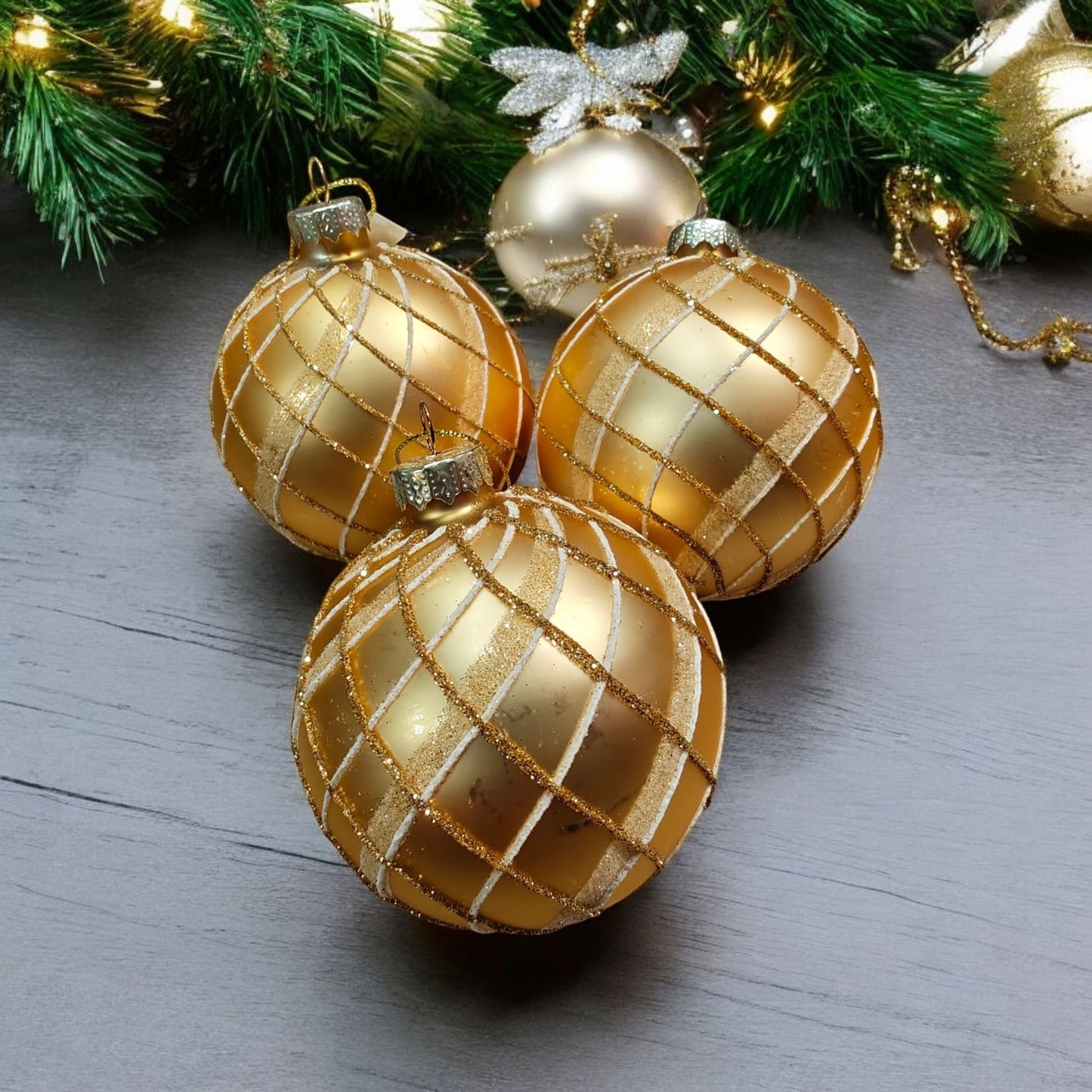 Opulent Gold Bauble – A Touch of Holiday Luxury, Handcrafted Christmas Tree Ornament, Premium Gold Finish for Elegant Holiday Décor, Festive Touch to Your Home, Perfect Gift for Christmas