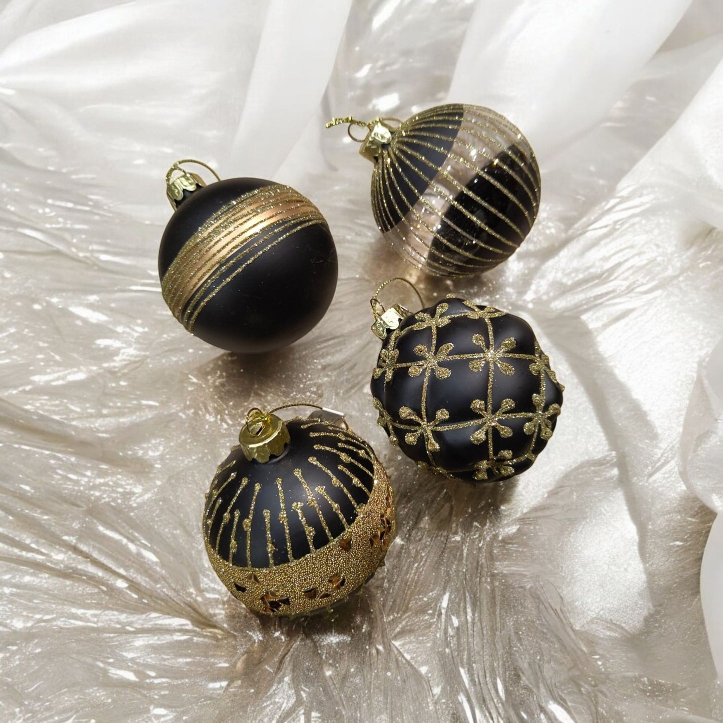 Elegant Gold Christmas Bauble – Celebrate in Style with Luxurious Holiday Tree Decor