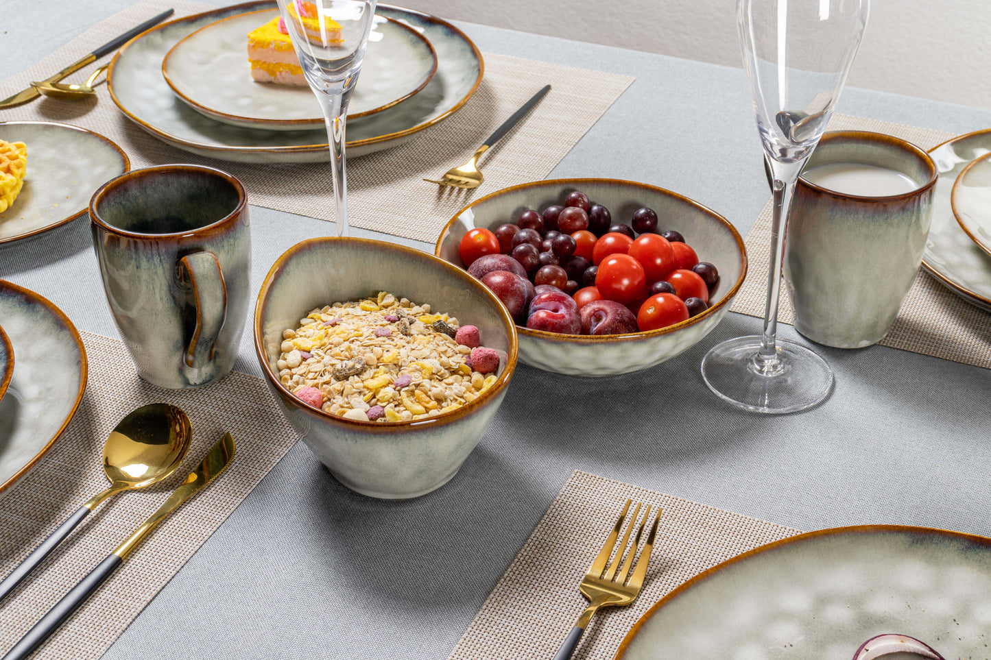 Elegant Color-Glazed Porcelain Royal plate - Classic Ceramic Plates - Premium Party Tableware for Dining & Entertaining