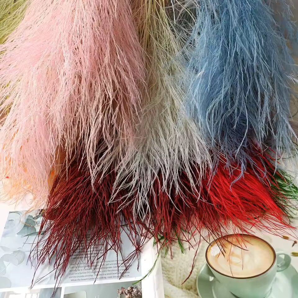Colorful reed (blue) – soft and elegant dried pampas grass, perfect for home décor, floral arrangements, and event decorations, adds a natural and bohemian touch to vases, bouquets, and centerpieces.