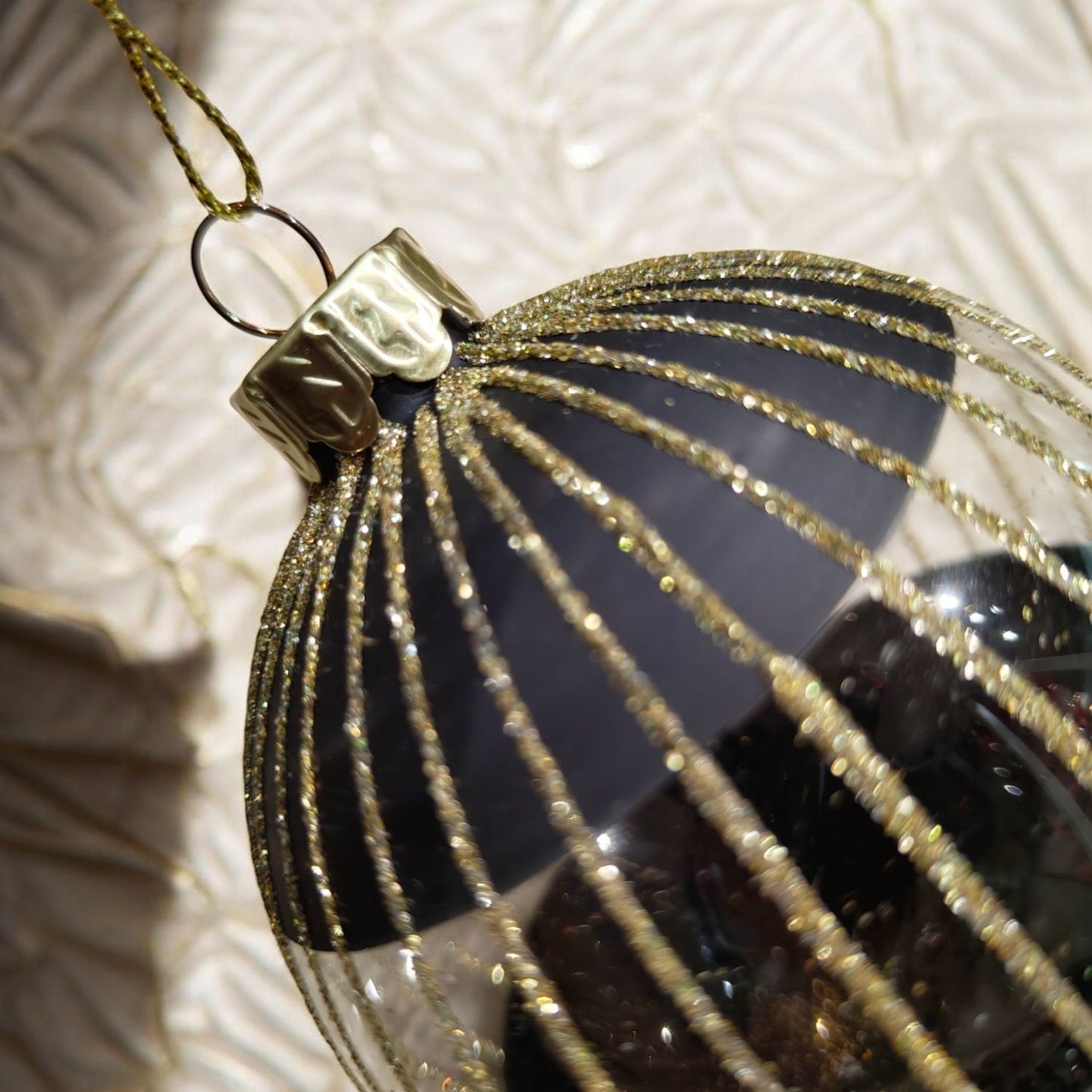 Elegant Gold Christmas Bauble – Celebrate in Style with Luxurious Holiday Tree Decor