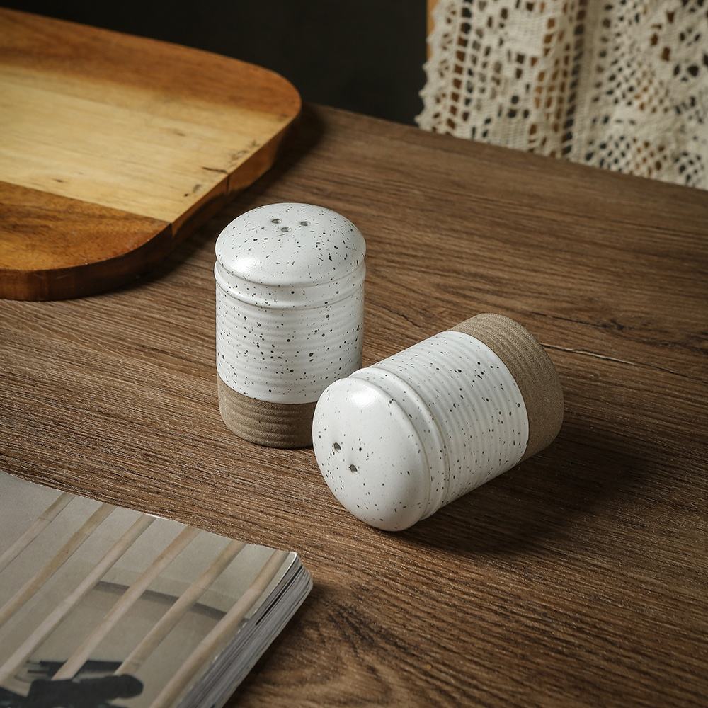 Earthen Elegance portable seasoning storage clay ceramic salt bottle wholesale pepper container shaker