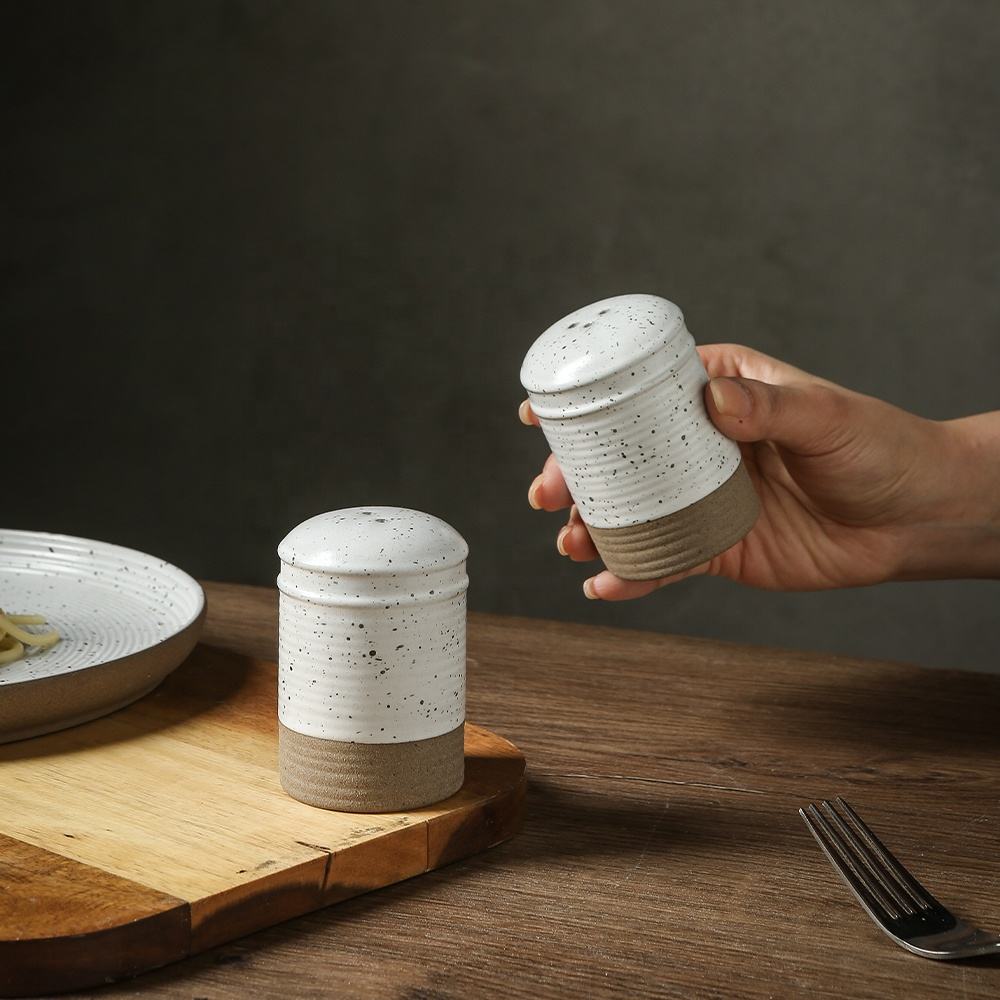 Earthen Elegance portable seasoning storage clay ceramic salt bottle wholesale pepper container shaker