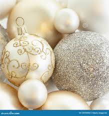 Silver & White Ball Bauble – Elegant Holiday Ornament for Christmas Tree Décor – Shiny, Glass, Shimmering, Perfect for Winter Celebrations